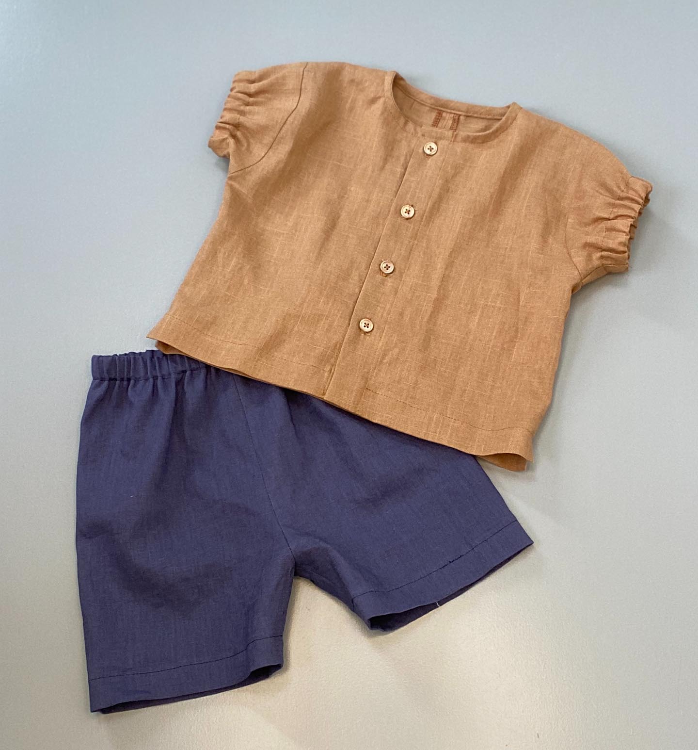 Adley buks, shorts og bluser