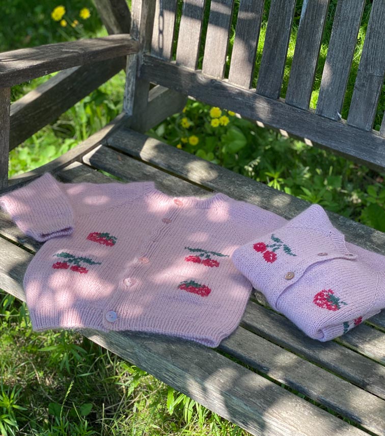 Cardigan with fruits