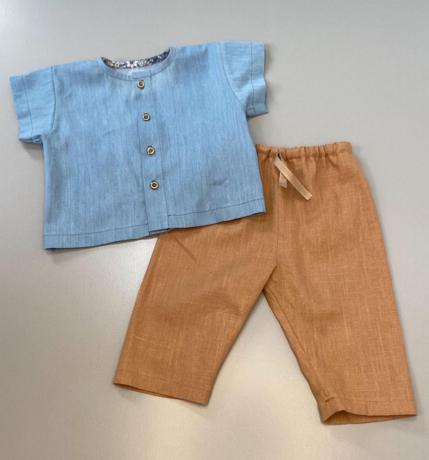 Adley buks, shorts og bluser