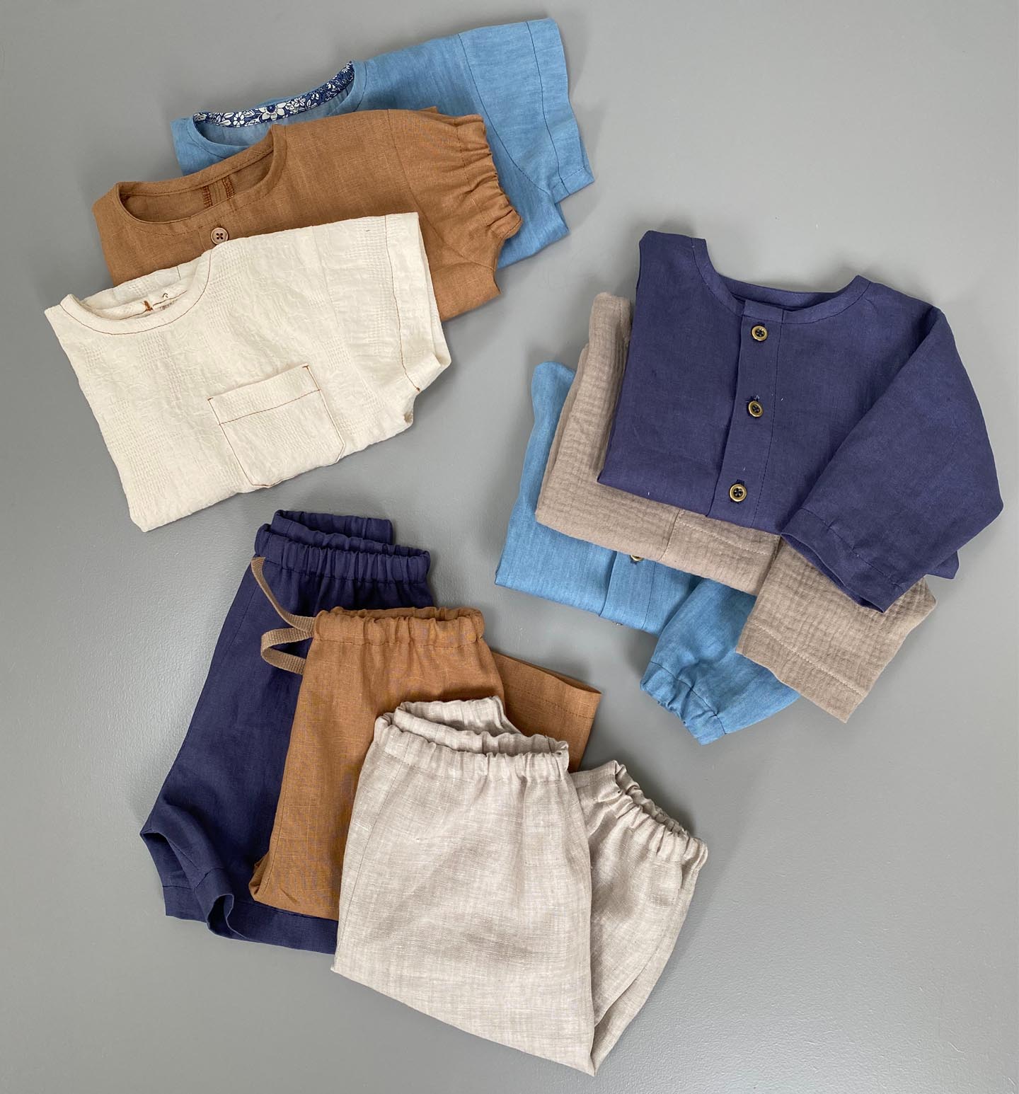 Adley buks, shorts og bluser Hover Image