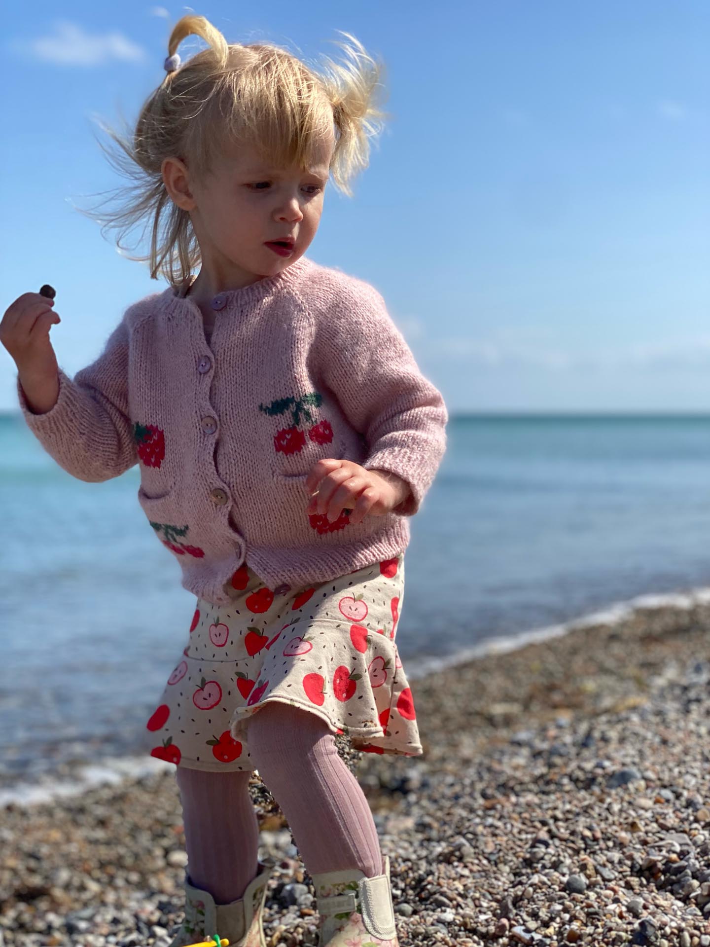 Cardigan with fruits